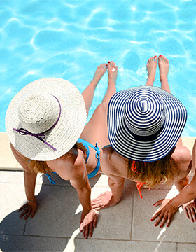 Women sunhats by the pool Photo